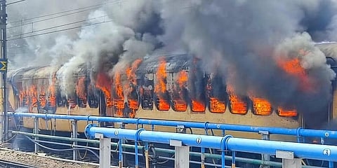 ಅಗ್ನಿಪಥ್ ಯೋಜನೆ ವಿರೋಧಿಸಿ ನಡೆದಿದ್ದ ಪ್ರತಿಭಟನೆ ವೇಳೆ ರೈಲುಗಳಿಗೆ ಬೆಂಕಿ ಹಚ್ಚಿರುವುದು