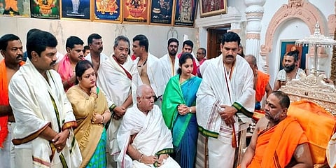 ಮಂತ್ರಾಲಯ ಗುರು ರಾಯರ ಸನ್ನಿಧಿಯಲ್ಲಿ ಬಿಎಸ್ ವೈ ಕುಟುಂಬಸ್ಥರು