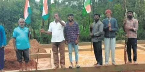 ಚನ್ನಾಡ್ಲು ನಿವಾಸಿಗಳು ತಮ್ಮ ಮನೆಗಳ ಪಾಯದ ಮೇಲೆ ತ್ರಿವರ್ಣ ಧ್ವಜಗಳನ್ನು ನೆಟ್ಟು 75ನೇ ಸ್ವಾತಂತ್ರ್ಯೋತ್ಸವಕ್ಕೆ ಸಜ್ಜಾಗುತ್ತಿದ್ದಾರೆ.