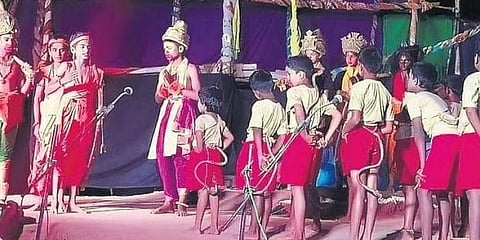 ಬುಡಕಟ್ಟು ಮಕ್ಕಳ ನಾಟಕ ಪ್ರದರ್ಶನ