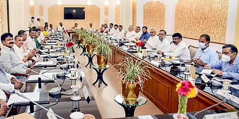 ಬಿಹಾರ ಮುಖ್ಯಮಂತ್ರಿ ನಿತೀಶ್ ಕುಮಾರ್, ಉಪಮುಖ್ಯಮಂತ್ರಿ ತೇಜಸ್ವಿ ಯಾದವ್ ಮತ್ತು ಕ್ಯಾಬಿನೆಟ್ ಸಚಿವರೊಂದಿಗೆ ಪಾಟ್ನಾದ ಹಳೆ ಸೆಕ್ರೆಟರಿಯೇಟ್‌ನಲ್ಲಿ ನಡೆದ ಸಭೆ
