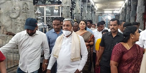 ಶೃಂಗೇರಿಯ ಶಾರದಾಂಬೆ ಅಮ್ಮನವರ ದೇವಸ್ಥಾನಕ್ಕೆ ತೆರಳಿ ಪೂಜೆ ಸಲ್ಲಿಸಿದ ಮಾಜಿ ಸಿಎಂ ಸಿದ್ದರಾಮಯ್ಯ