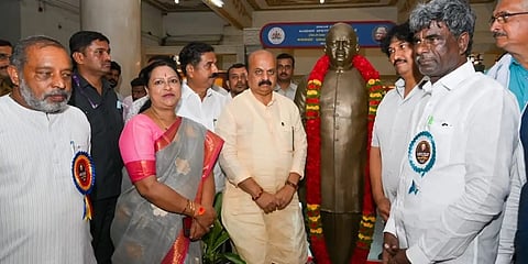 ದೇವರಾಜ್ ಅರಸು ಅವರ 107ನೇ ಜನ್ಮ ದಿನಾಚರಣೆ ಅಂಗವಾಗಿ ವಿಧಾನಸೌಧದ ಪಶ್ವಿಮದ್ವಾರದ ಬಳಿ ಇರುವ ದೇವರಾಜ್ ಅರಸು ಪುತ್ಥಳಿಗೆ ಮುಖ್ಯಮಂತ್ರಿ ಬಸವರಾಜ ಬೊಮ್ಮಾಯಿ ಅವರು ಶನಿವಾರ ಮಾಲಾರ್ಪಣೆ ಮಾಡಿದರು. 
