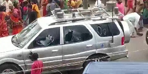 ಬೆಂಗಾವಲು ವಾಹನದ ಗಾಜುಗಳಿಗೆ ಹಾನಿ