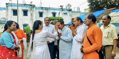 ಜೈಲಿನಿಂದ ಹೊರಬಂದ ಅಪರಾಧಿಗಳಿಗೆ ಮಹಿಳೆಯರಿಂದ ಸನ್ಮಾನ