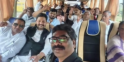 ಶಾಸಕರೊಂದಿಗೆ ಸಿಎಂ ಹೇಮಂತ್ ಸೊರೆನ್