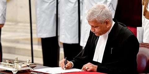 ರಿಜಿಸ್ಟಾರ್ ಗೆ ಸಹಿ ಹಾಕುತ್ತಿರುವ ಸಿಜೆಐ ಯುಯು ಲಲಿತ್