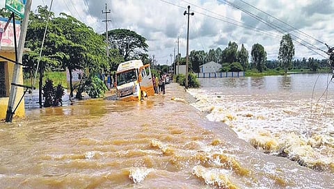 ಮಂಡ್ಯದಲ್ಲಿ ಭಾರೀ ಮಳೆಯಿಂದಾಗಿ ರಸ್ತೆ ಜಲಾವೃತ