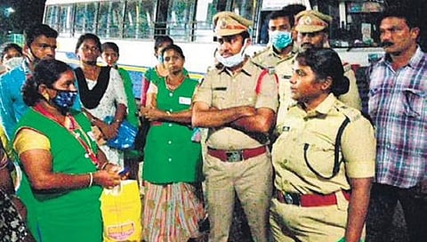 ಕಾರ್ಖಾನೆ ಸಿಬ್ಬಂದಿ ಜೊತೆ ಅಧಿಕಾರಿಗಳ ಚರ್ಚೆ