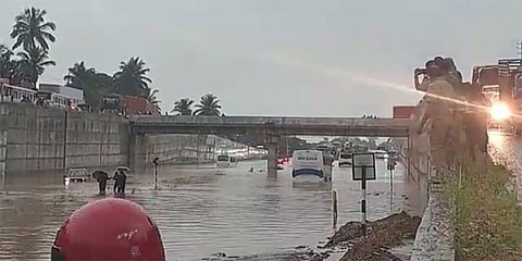 ಬಾರಿ ಮಳೆಯಿಂದಾಗಿ ಮೈಸೂರು-ಬೆಂಗಳೂರು ಹೆದ್ದಾರಿ ಸ್ಥಗಿತ