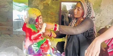 ಗಣೇಶನ ಮೂರ್ತಿಗೆ ಅಂತಿಮ ಸ್ಪರ್ಶ ನೀಡುತ್ತಿರುವ ಕಲಾವಿದೆ