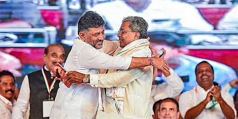 ಡಿ ಕೆ ಶಿವಕುಮಾರ್-ಸಿದ್ದರಾಮಯ್ಯ ಆಲಿಂಗನ