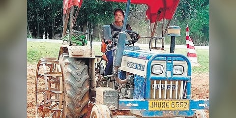 ಟ್ರಾಕ್ಯರ್ ನಲ್ಲಿ ಮಂಜು ಓರಾನ್ ಉಳುಮೆ