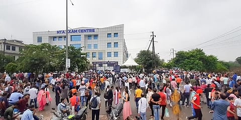 ಎನ್ ಟಿಎ ಮುಂಭಾಗ ಜಮಾಯಿಸಿರುವ ವಿದ್ಯಾರ್ಥಿಗಳು