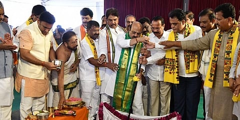 ಗುದ್ದಲಿ ಪೂಜೆ ನೆರವೇರಿಸಿದ ಸಿಎಂ ಹಾಗೂ ಇತರರು
