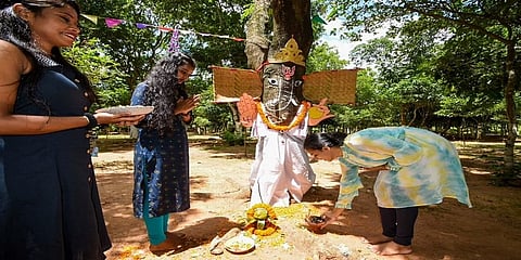 ಪ್ರತಿ ವರ್ಷ ತಮ್ಮ ಸೃಜನಶೀಲತೆಯನ್ನು ಹೆಚ್ಚಿನ ಮಟ್ಟದಲ್ಲಿ ತೆಗೆದುಕೊಂಡು, ಭಕ್ತರು ಈ ಹಬ್ಬದ ಋತುವಿನಲ್ಲಿ ಎಲ್ಲಾ ರೀತಿಯ ಸೃಜನಶೀಲ ಗಣೇಶ ಮೂರ್ತಿಗಳು ಮತ್ತು ಪ್ರತಿಮೆಗಳನ್ನು ವಿನ್ಯಾಸಗೊಳಿಸಿದರು ಫೋಟೋದಲ್ಲಿ: ಒಡಿಶಾದ ಭುವನೇಶ್ವರದಲ್ಲಿರುವ ಫಾರೆಸ್ಟ್ ಪಾರ್ಕ್‌ನಲ್ಲಿ ಬಕುಲ್ ಫೌಂಡೇಶನ್ ಆಯೋಜಿಸಿದ್ದ ಗಣೇಶ ಚತುರ್ಥ
