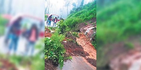ಮಳೆಯಿಂದಾಗಿ ಹಾಳಾಗಿರುವ ರಸ್ತೆ