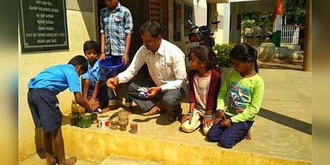 ಶಾಲಾ ಮಕ್ಕಳೊಂದಿಗೆ ಪ್ರಯೋಗ ನಿರತ ಶಿಕ್ಷಕ ಉಮೇಶ್ ಟಿ ಪಿ