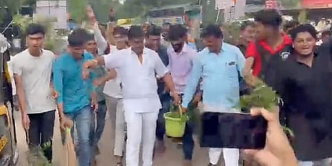ಠಾಕ್ರೆ ಬೆಂಬಲಿಗರಿಂದ ಗೋಮೂತ್ರ ಸಿಂಪಡಣೆ