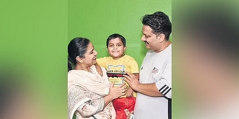 ಮಗುವಿನೊಂದಿಗೆ ಪೋಷಕರು