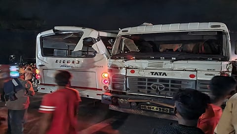 ಬಸ್ ಗೆ ಟ್ರಕ್ ಡಿಕ್ಕಿ