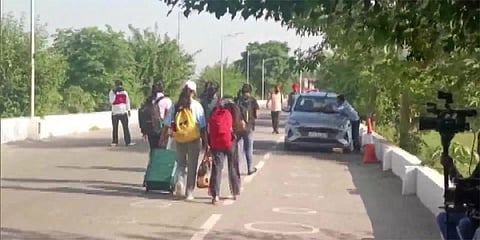 ಮನೆಯತ್ತ ಹೊರಟ ವಿದ್ಯಾರ್ಥಿನಿಯರು