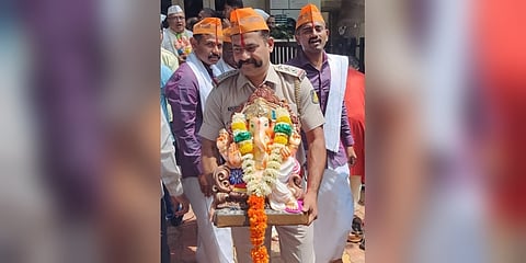 ಗಣೇಶ ಮೂರ್ತಿಯನ್ನು ಹೊತ್ತ ಪೊಲೀಸ್ ಇನ್ಸ್‌ಪೆಕ್ಟರ್ ಜೆ ಎಂ ಕಾಲಿಮಿರ್ಚಿ. (ಫೋಟೋ | ಇಪಿಎಸ್)