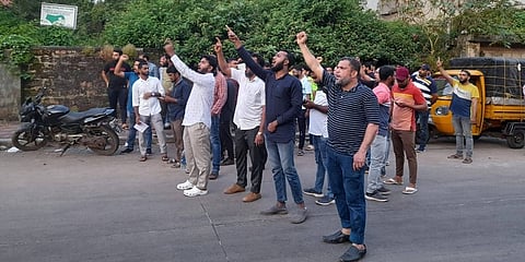 ಎನ್ಐಎ ದಾಳಿ ಖಂಡಿಸಿ ಗೋ ಬ್ಯಾಕ್ ಎನ್ಐಎ ಎಂದು ಘೋಷಣೆ ಕೂಗುತ್ತಿರುವ ಪಿಎಫ್ಐ ಕಾರ್ಯಕರ್ತರು