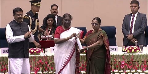 ರಾಷ್ಟ್ರಪತಿ ದ್ರೌಪದಿ ಮುರ್ಮು ಅವರಿಂದ ಉತ್ತಮ ಶಿಕ್ಷಕಿ ಪ್ರಶಸ್ತಿ ಗಳಿಸಿದ ಶಿಕ್ಷಕಿ ಪೊನ್ ಶಂಕರಿ