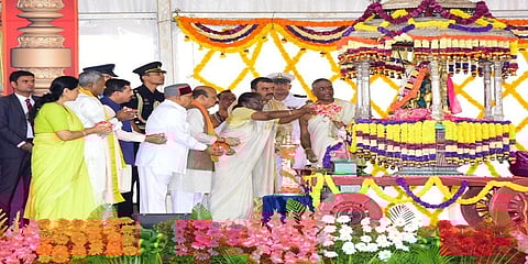 ನಾಡದೇವತೆ ಚಾಮುಂಡಿಗೆ ಪುಷ್ಪ ನಮನ ಸಲ್ಲಿಸಿದ ರಾಷ್ಟ್ರಪತಿ ಹಾಗೂ ಇತರರು