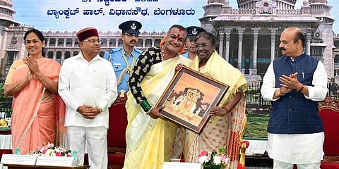 ರಾಷ್ಟ್ರಪತಿಗಳಿಗೆ ಜೋಗತಿ ಮಂಜಮ್ಮ  ಅವರಿಂದ ಕಲಾಕೃತಿ ಉಡುಗೊರೆ