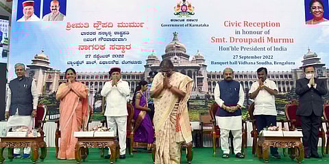 ರಾಷ್ಟ್ರಪತಿ ದ್ರೌಪದಿ ಮುರ್ಮು ಅವರು ಬೆಂಗಳೂರಿನ ವಿಧಾನಸೌಧದಲ್ಲಿ ಕರ್ನಾಟಕ ಸರ್ಕಾರವು ಅವರ ಗೌರವಾರ್ಥ ಆಯೋಜಿಸಿದ್ದ ನಾಗರಿಕ ಸ್ವಾಗತ ಸಮಾರಂಭದಲ್ಲಿ ಭಾಗವಹಿಸಿದರು.