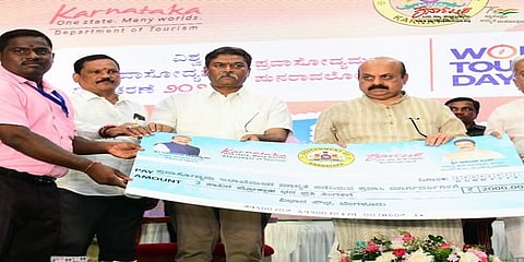 ವಿಶ್ವಪ್ರವಾಸೋದ್ಯಮ ದಿನಾಚರಣೆ ಅಂಗವಾಗಿ ನಿನ್ನೆ ವಿಧಾನಸೌಧ ಮುಂಭಾಗ ನಡೆದ ಕಾರ್ಯಕ್ರಮದಲ್ಲಿ ಪ್ರವಾಸೋದ್ಯಮ ಇಲಾಖೆಯ ಕ್ಯಾರಾವ್ಯಾನ್ ವಾಹನಗಳಿಗೆ ಮುಖ್ಯಮಂತ್ರಿ ಬೊಮ್ಮಾಯಿಯವರು ಚಾಲನೆ ನೀಡಿದರು