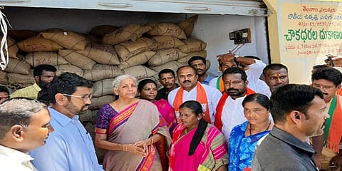 ಉತ್ತರ ನೀಡಲಾಗದ ಜಿಲ್ಲಾಧಿಕಾರಿಯನ್ನು ತರಾಟೆಗೆ ತೆಗೆದುಕೊಂಡ ಸಚಿವೆ ನಿರ್ಮಲಾ ಸೀತಾರಾಮನ್