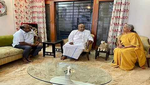 ದೇವೇಗೌಡರನ್ನು ಭೇಟಿ ಮಾಡಿದ ನಿರ್ಮಲಾ ಸೀತಾರಾಮನ್