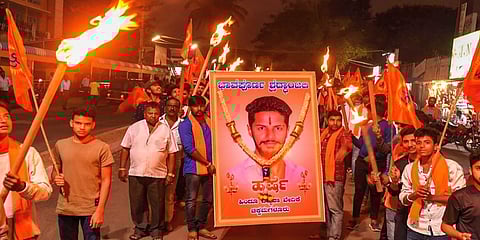 ಹರ್ಷನ ಫೋಟೋದೊಂದಿಗೆ ಭಜರಂಗದಳ ಕಾರ್ಯಕರ್ತರ ಮೆರವಣಿಗೆ ಚಿತ್ರ