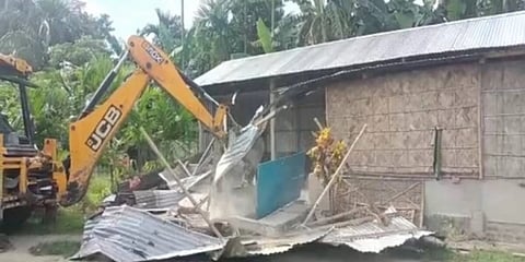 ಮದರಸಾ ಧ್ವಂಸಗೊಳಿಸುತ್ತಿರುವ ಚಿತ್ರ