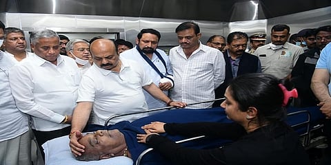 ಎಂ ಎಸ್ ರಾಮಯ್ಯ ಆಸ್ಪತ್ರೆಯಲ್ಲಿ ನಿಧನರಾದ ಸಚಿವ ಉಮೇಶ್ ಕತ್ತಿಯವರ ಅಂತಿಮ ದರ್ಶನ ಮಾಡಿ ಕುಟುಂಬಸ್ಥರಿಗೆ ಸಾಂತ್ವನ ಹೇಳಿದ ಮುಖ್ಯಮಂತ್ರಿ ಬಸವರಾಜ ಬೊಮ್ಮಾಯಿ ಮತ್ತು ಅವರ ಸಂಪುಟ ಸಹೋದ್ಯೋಗಿಗಳು