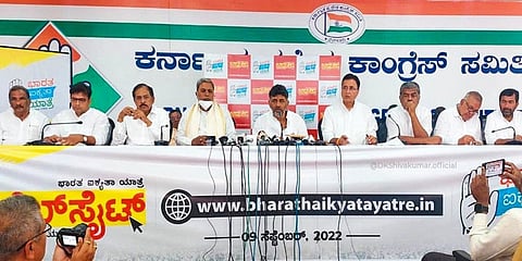 ಸುದ್ದಿಗೋಷ್ಠಿಯಲ್ಲಿ ಸಿದ್ದರಾಮಯ್ಯ ಮತ್ತಿತರರು