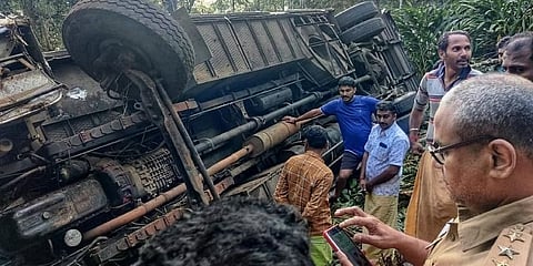 ಕಂದಕಕ್ಕೆ ಬಿದ್ದ ಬಸ್ಸು