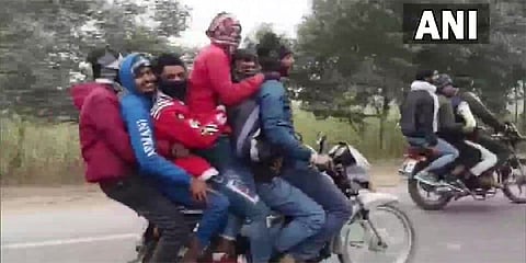 ಬೈಕ್ ನಲ್ಲಿ ಅಪಾಯಕಾರಿ ಸ್ಟಂಟ್