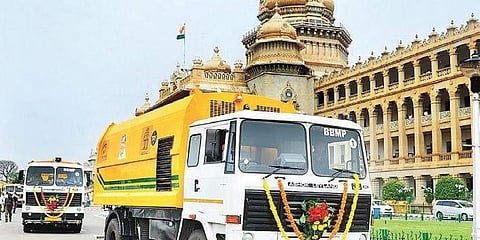 ವಿಧಾನಸೌಧದ ಮುಂಭಾಗದಲ್ಲಿ ಮೆಕ್ಯಾನಿಕಲ್ ಸ್ವೀಪರ್‌ಗಳು ನಿಂತಿರುವುದು.