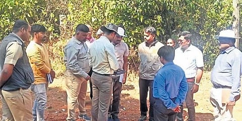 ಕಳಸಾ-ಬಂಡೂರಿ ಯೋಜನಾ ಸ್ಥಳದಲ್ಲಿರುವ ಅಧಿಕಾರಿಗಳು.