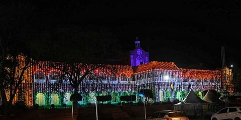 ರಾಷ್ಟ್ರೀಯ ಯುವಜನೋತ್ಸವಕ್ಕೆ ಮದುವಣಗಿತ್ತಿಯಂತೆ ಸಿಂಗಾರಗೊಂಡಿರುವ ಧಾರವಾಡದ ಕರ್ನಾಟಕ ಕಾಲೇಜು