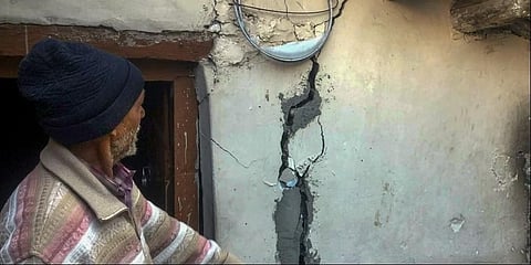 ಬಿರುಕು ತೋರಿಸುತ್ತಿರುವ ವ್ಯಕ್ತಿ