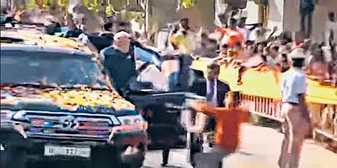 ಪ್ರಧಾನಿ ಬಳಿ ಸಾಗಿ ಹೂವಿನ ಹಾರ ನೀಡಿದ ಬಾಲಕ ಕುನಾಲ್