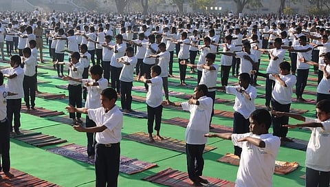 ತುಮಕೂರಿನಲ್ಲಿ ಯೋಗ ಮಾಡುತ್ತಿರುವ ಮಕ್ಕಳು.