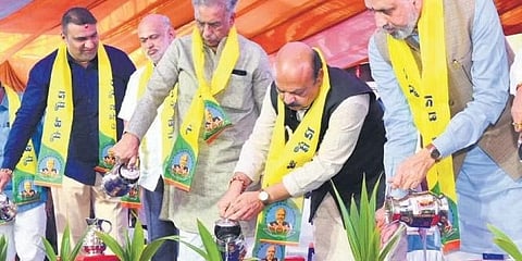 ಶಿರಸಿಯಲ್ಲಿ ಭಾನುವಾರ ನಡೆದ ವಿಧಾನಸಭಾಧ್ಯಕ್ಷ ವಿಶ್ವೇಶ್ವರ ಹೆಗಡೆ ಕಾಗೇರಿ ಅವರಿಗೆ ನಡೆದ ಸನ್ಮಾನ ಸಮಾರಂಭದಲ್ಲಿ ಮುಖ್ಯಮಂತ್ರಿ ಬಸವರಾಜ ಬೊಮ್ಮಾಯಿ.