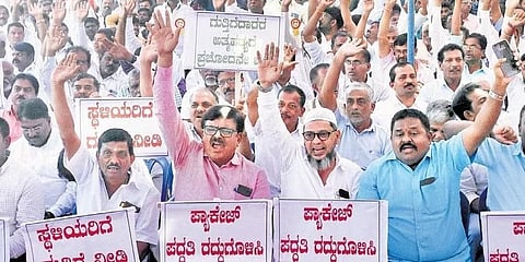 ಬುಧವಾರ ಬೆಂಗಳೂರಿನ ಫ್ರೀಡಂ ಪಾರ್ಕ್‌ನಲ್ಲಿ ಗುತ್ತಿಗೆದಾರರು ಪ್ರತಿಭಟನೆ ನಡೆಸಿದರು.