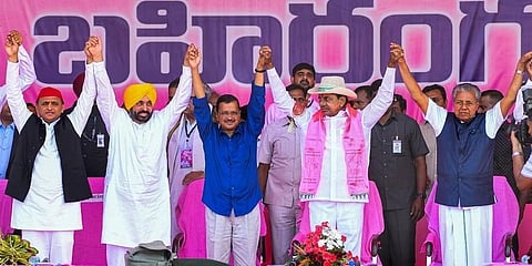 ಬಿಆರ್‌ಎಸ್ ಪಕ್ಷದ ರ್ಯಾಲಿಯಲ್ಲಿ ಅರವಿಂದ್ ಕೇಜ್ರಿವಾಲ್ (ದೆಹಲಿ), ಭಗವಂತ್ ಮಾನ್ (ಪಂಜಾಬ್), ಪಿ ವಿಜಯನ್ (ಕೇರಳ), ಅಖಿಲೇಶ್ ಯಾದವ್ ಅವರೊಂದಿಗೆ ತೆಲಂಗಾಣ ಸಿಎಂ ಕೆಸಿಆರ್.